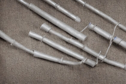 Gardinskinner i træ, metal eller plastik: Hvad er bedst?